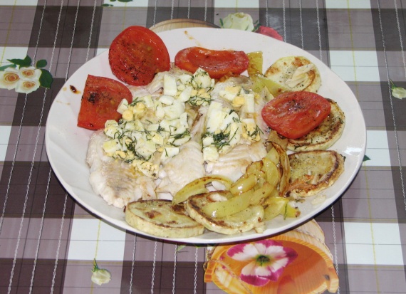 Рецепты: Филе судака, жареное под польским соусом с овощами